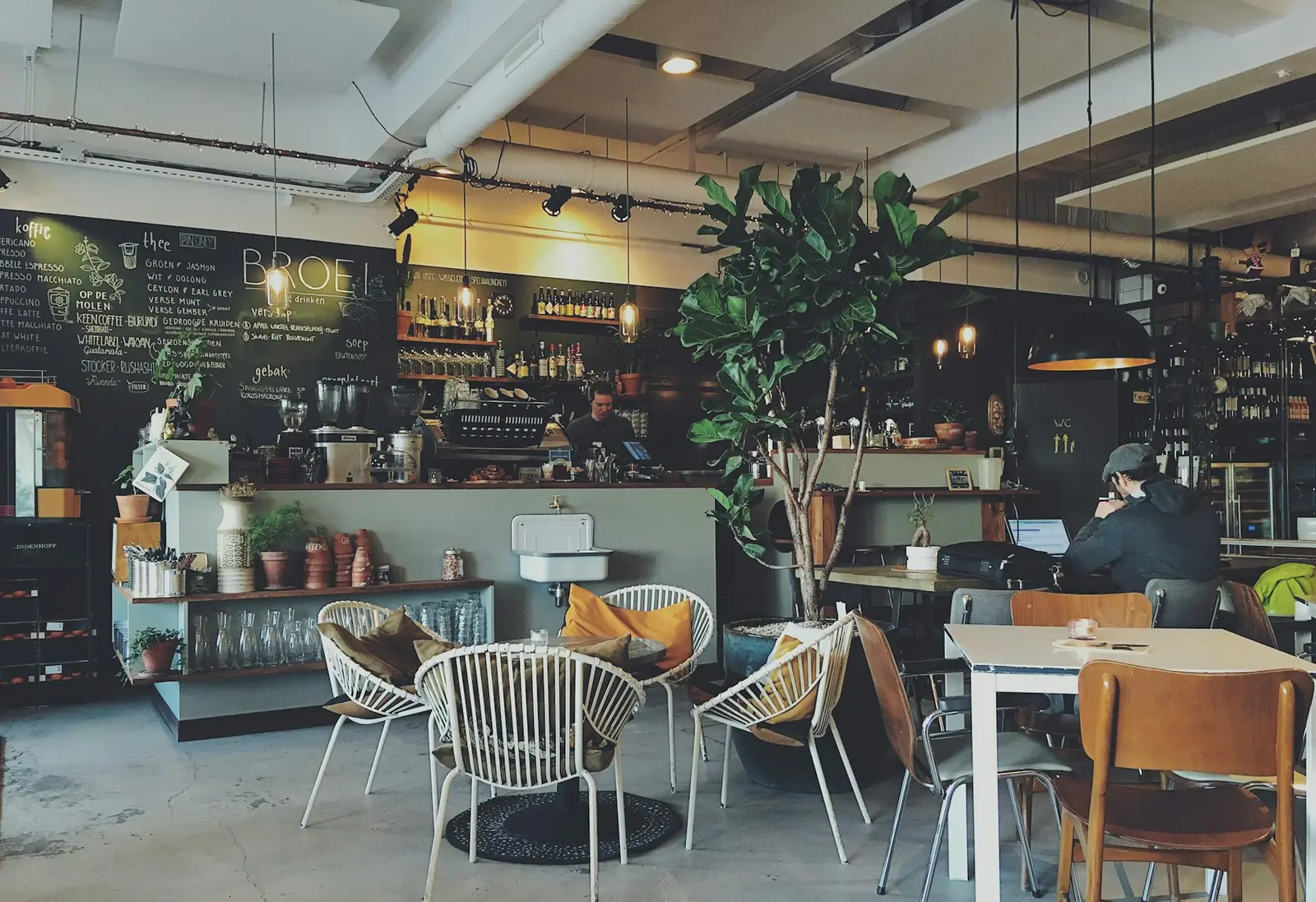 Tische und Stühle in einem Café