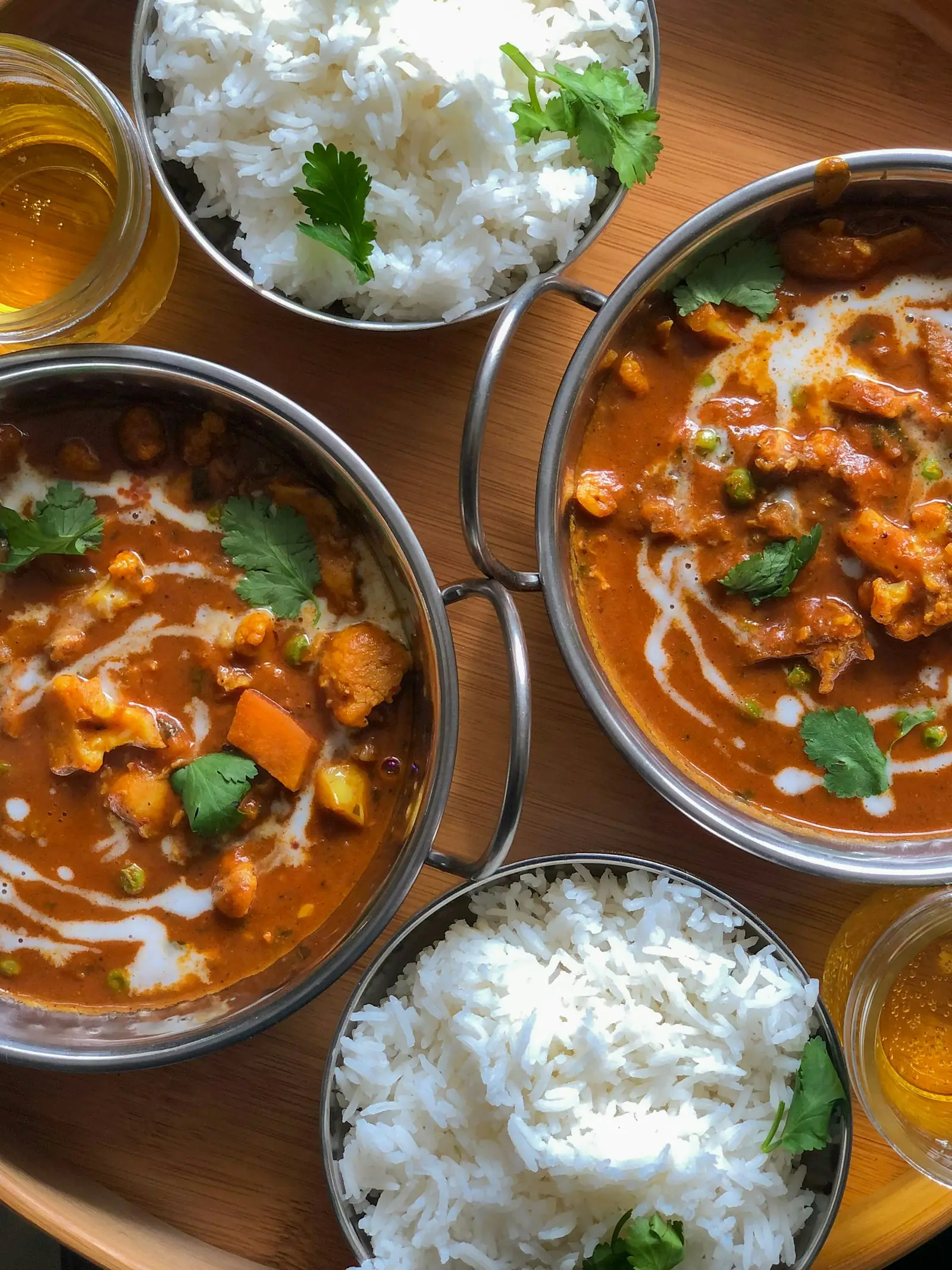Ein Teller mit Curry und Reis