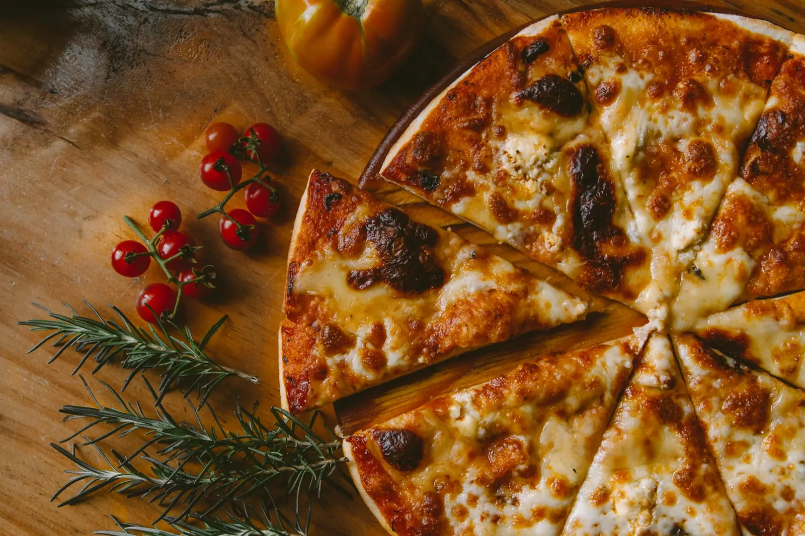 Eine Pizza auf einem Holzbrett